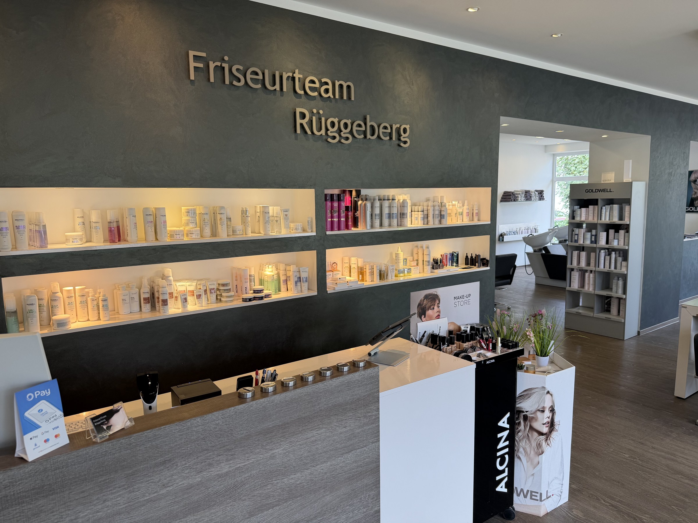Heller und moderner Stylingbereich im Salon des Friseurteams Rüggeberg